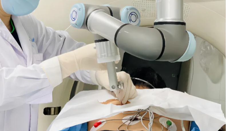 半岛·体育中国官方网站发布“全球首款”！自研手术机器人可在5-8分钟内实现亚毫米精度的肺部定位穿刺